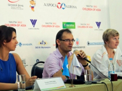 Наталья Иванова (на фото справа)